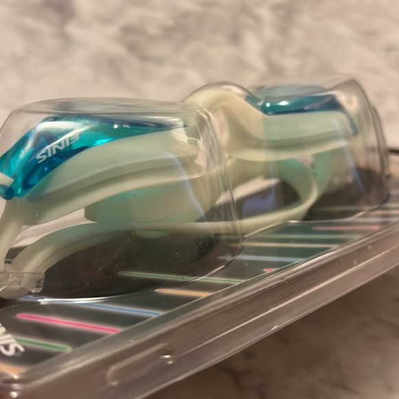 Finis - flowglows - glow in the dark kids’ googles - Picture 5 of 6